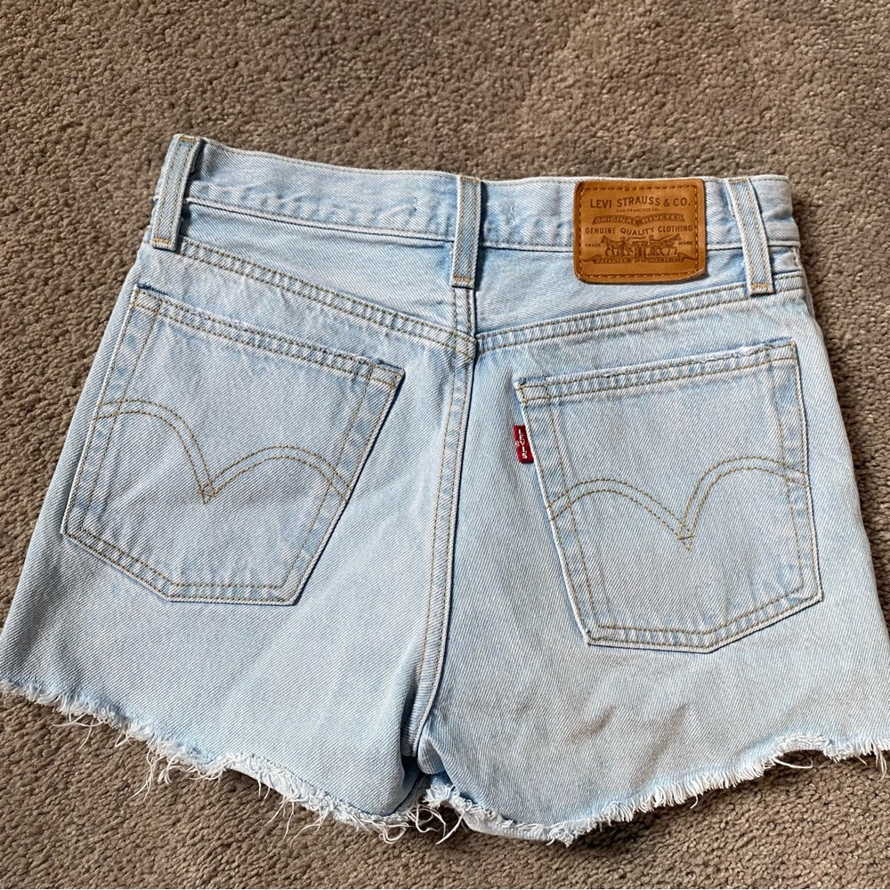 LEVI WEDGIE FIT SHORTS
